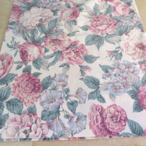 WestPoint Stevens Floral Standard Pillowcases Pair of 2 Multicolor Made In USA - Picture 1 of 6